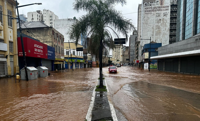 Alagamentos após a cheia do Guaíba forçaram relocações