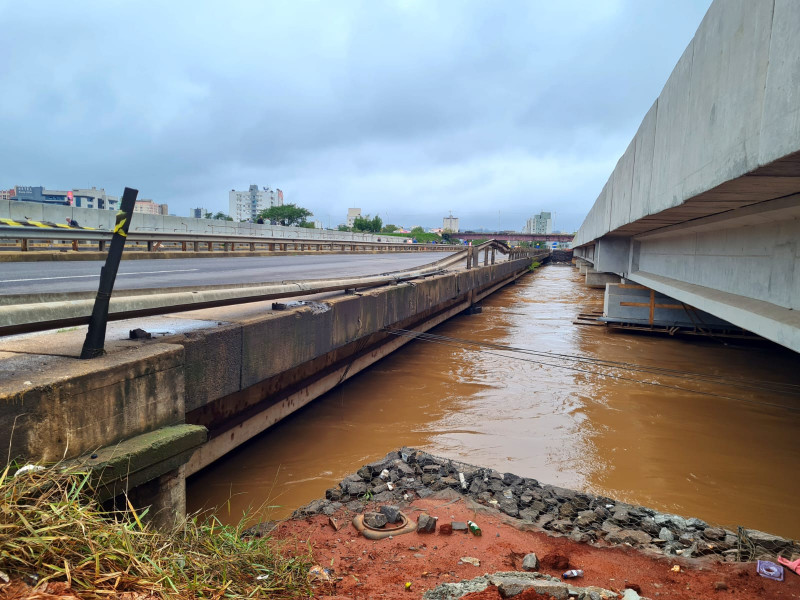 Nível das águas praticamente tocou a estrutura da rodovia 