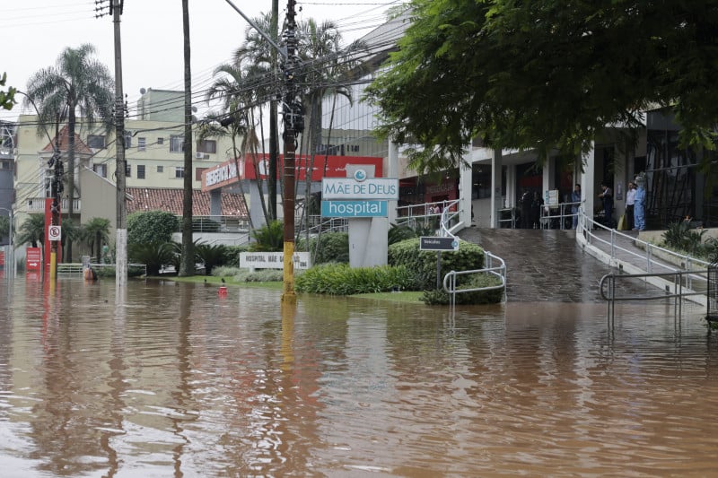 Na rua José de Alencar, águas tomaram conta da via em frente ao Hospital Mãe de Deus