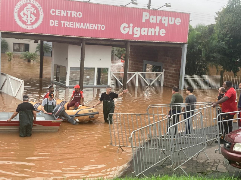 Funcionários do clube utilizaram um barco e um bote para resgatar o material de treino