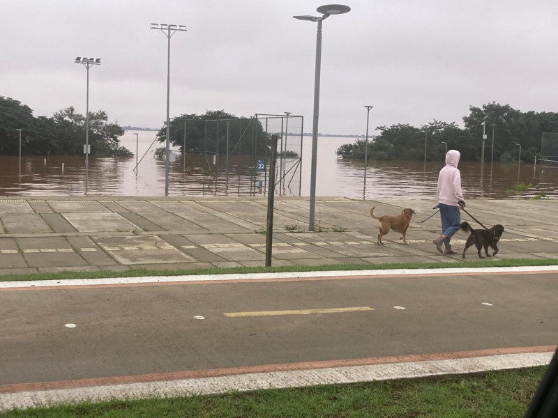 Orla do Guaíba está com a área de lazer completamente inundada, no pouco espaço que sobra pessoas passeiam com animais e se exercitam nas áreas secas, como a ciclovia