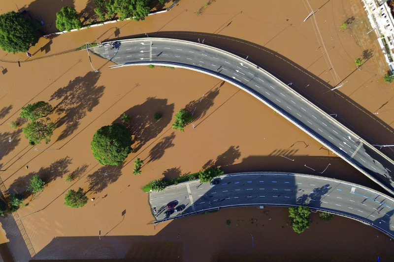 Em Porto Alegre, um dos principais acessos à cidade, próximo ao Túnel da Conceição, foi inundado, prejudicando a chegada de insumos e apoio