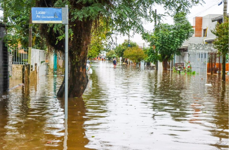A cidade de 40 mil habitantes está tomada pela água, e ainda há indivíduos aguardando resgate