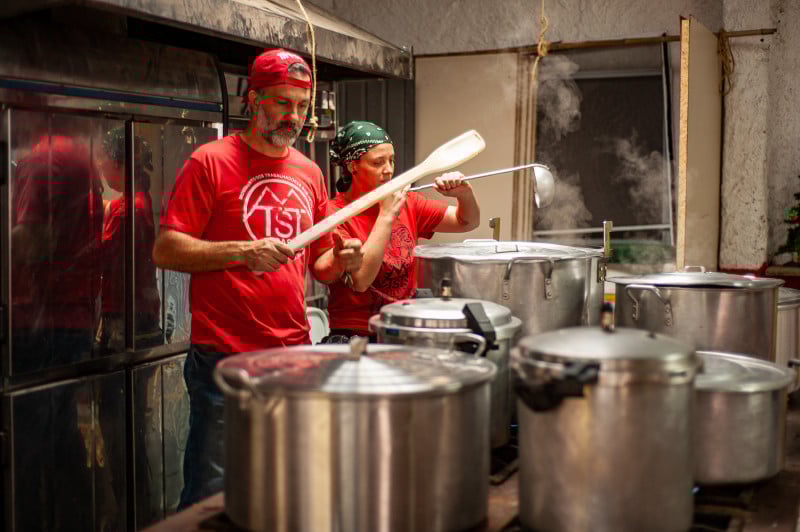 Marmitas serão preparadas na cozinha solidária que funciona no bairro Azenha, em Porto Alegre