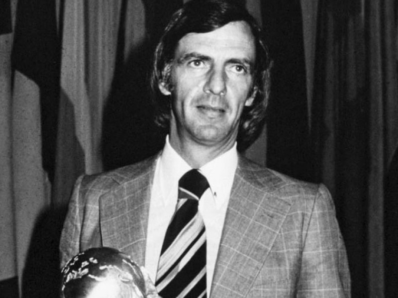 Treinador, que morreu neste domingo (5) aos 85 anos, conquistou a Copa do Mundo em 1978