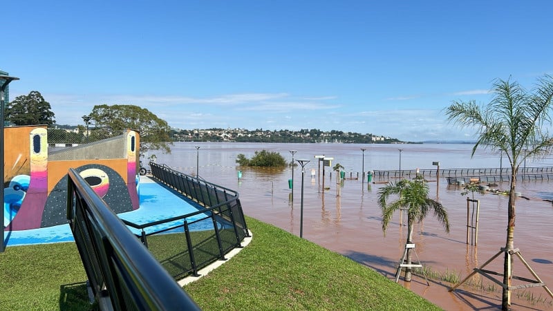 Área em frente ao Pontal Shopping já está parcialmente com água, chegando perto de brinquedos