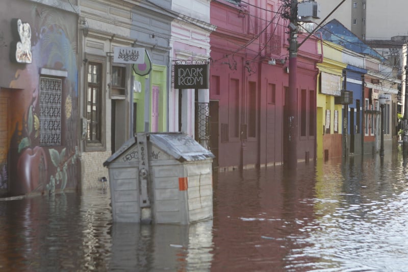 A rua João Alfredo, que tem vários bares na Cidade Baixa, ficou alagada 
