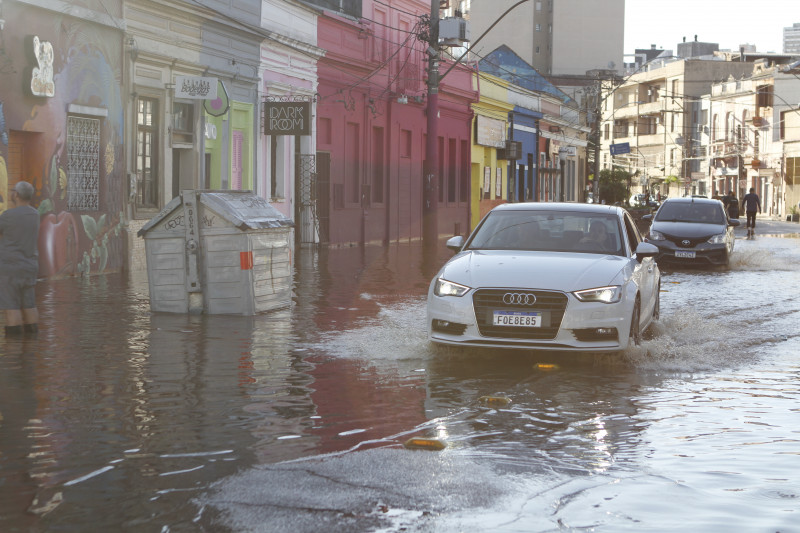 Menino Deus é um dos bairros onde a água do Guaíba avança com velocidade