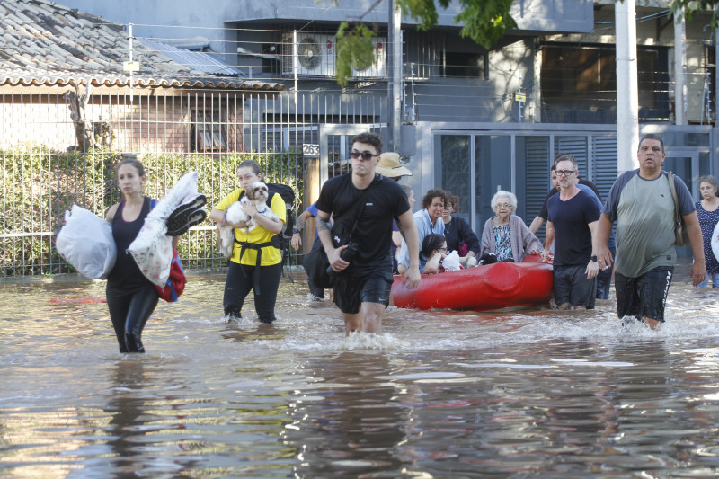 Prefeitura publicou alerta e pediu evacuação dos dois bairros na região central de Porto Alegre; população deixou casas com a água pelo joelho