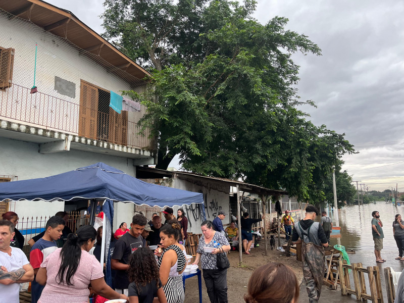 Pessoas atingidas em bairros da cidade foram levadas para abrigos