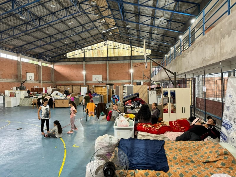 Albergue municipal e igrejas servem como pouso para os desabrigados