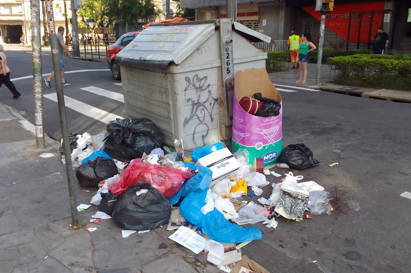 Cont&ecirc;iner para res&iacute;duos org&acirc;nicos e rejeito est&atilde;o nas ruas de Porto Alegre desde 2011