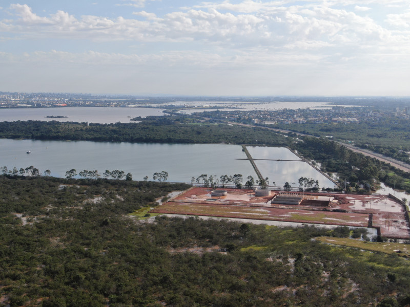 Estrutura da Corsan em Cachoeirinha, junto à Freeway, foi tomada pela água