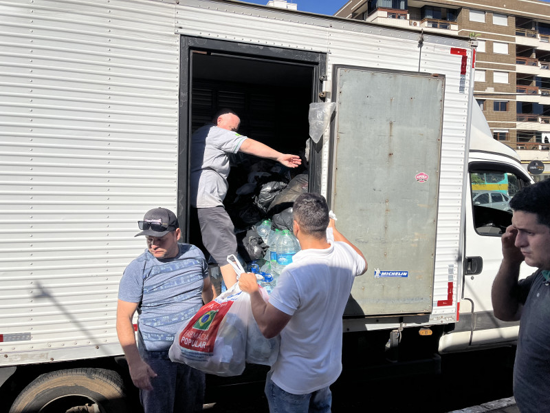 Pelo menos 12 caminhões com roupas, colchões, alimentos e outros itens foram arrecadados