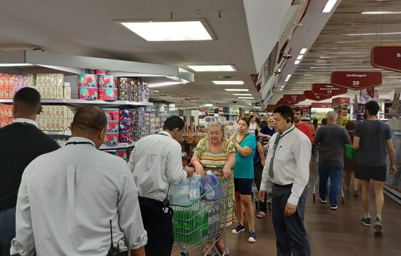 Supermercados experimentam grande procura principalmente para comprar água mineral