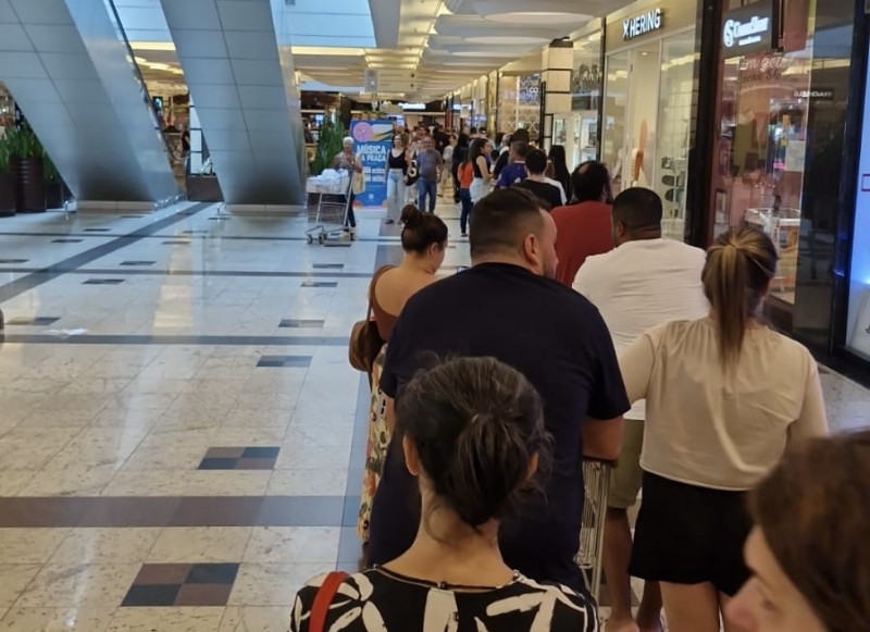 {'nm_midia_inter_thumb1':'https://www.jornaldocomercio.com/_midias/jpg/2024/05/07/206x137/1_minuto_varejo_bourbon_country_falta_agua_porto_alegre_jornal_do_comercio-10556802.jpg', 'id_midia_tipo':'2', 'id_tetag_galer':'', 'id_midia':'663a423627c90', 'cd_midia':10556802, 'ds_midia_link': 'https://www.jornaldocomercio.com/_midias/jpg/2024/05/07/minuto_varejo_bourbon_country_falta_agua_porto_alegre_jornal_do_comercio-10556802.jpg', 'ds_midia': 'minuto varejo -  clima - falta de água - fila em loja do Zaffari - bourbon country -para compra de água - porto alegre', 'ds_midia_credi': 'ADRIANA DA SILVA/DIVULGAÇÃO/JC', 'ds_midia_titlo': 'minuto varejo -  clima - falta de água - fila em loja do Zaffari - bourbon country -para compra de água - porto alegre', 'cd_tetag': '1', 'cd_midia_w': '800', 'cd_midia_h': '581', 'align': 'Left'}