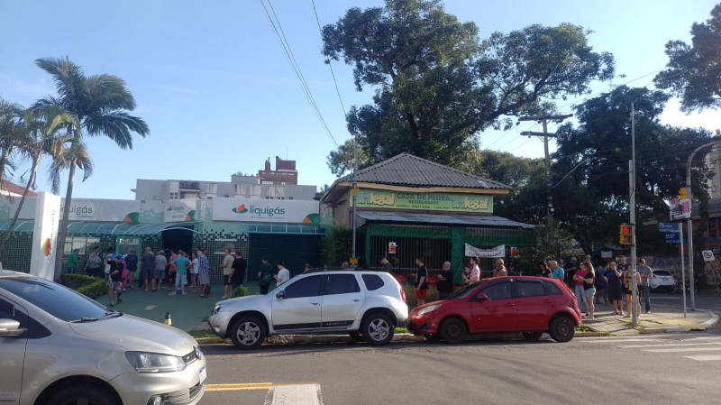 O casco de 20 litros está sendo vendido por R$ 40,00, e o líquido, R$ 18,00