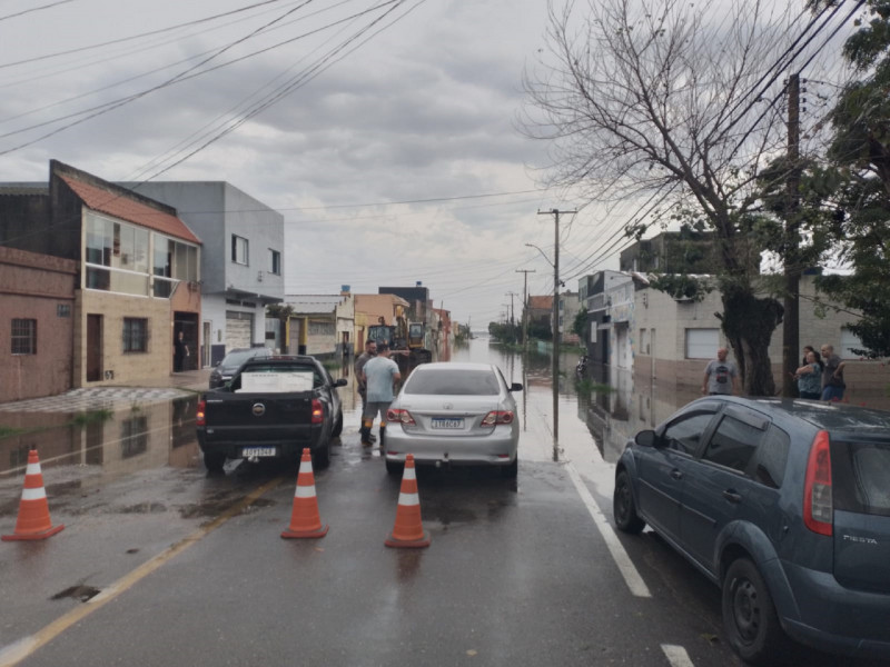 Ruas foram bloqueadas e áreas do Centro da cidade já sofrem com a elevação do nível das águas