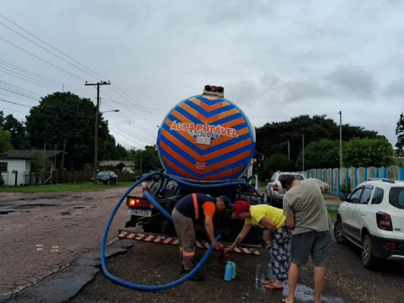 Caminhões-pipa auxiliam no fornecimento para comércio e residências