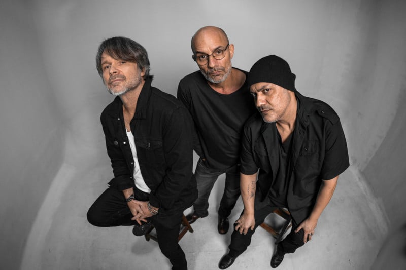 O novo projeto, Três, marca a nova fase da banda como um trio
