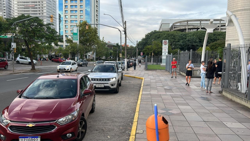 Fila se forma nas vias de acesso com carros e nas calçadas em shopping da Zona Norte