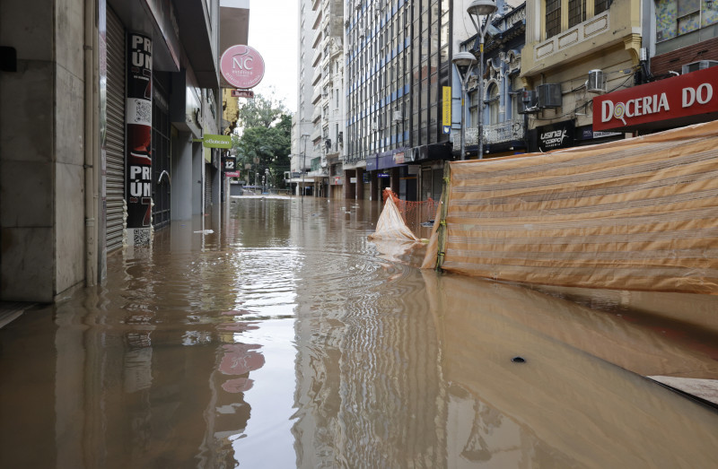 Rua da Praia está inundada, com o tradicional comércio local fechado Foto: TÂNIA MEINERZ/JC
