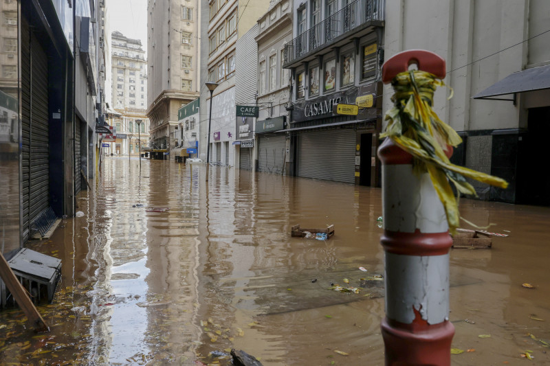 Quem passa pelas vias da área central percebe o mau cheiro do lixo e esgoto; inundação ainda é crescente Foto: TÂNIA MEINERZ/JC