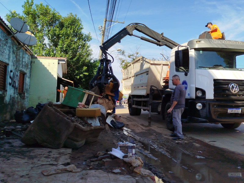 Ruas do bairro Canudos são as primeiras a receberem serviço de remoção de entulhos