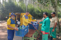 Os Correios estão recebendo doações de água para distribuir em comunidades próximas à fazenda 