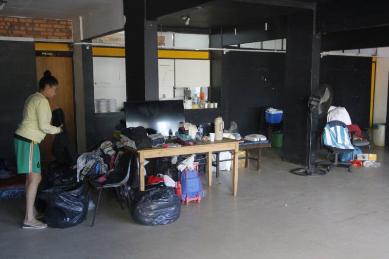 Parte dos moradores do quilombo Areal da Baronesa está abrigada em uma estrutura no bairro Santana