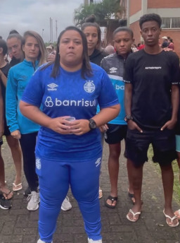 Atletas do Grêmio feminino ajudam famílias desabrigadas em Canoas
