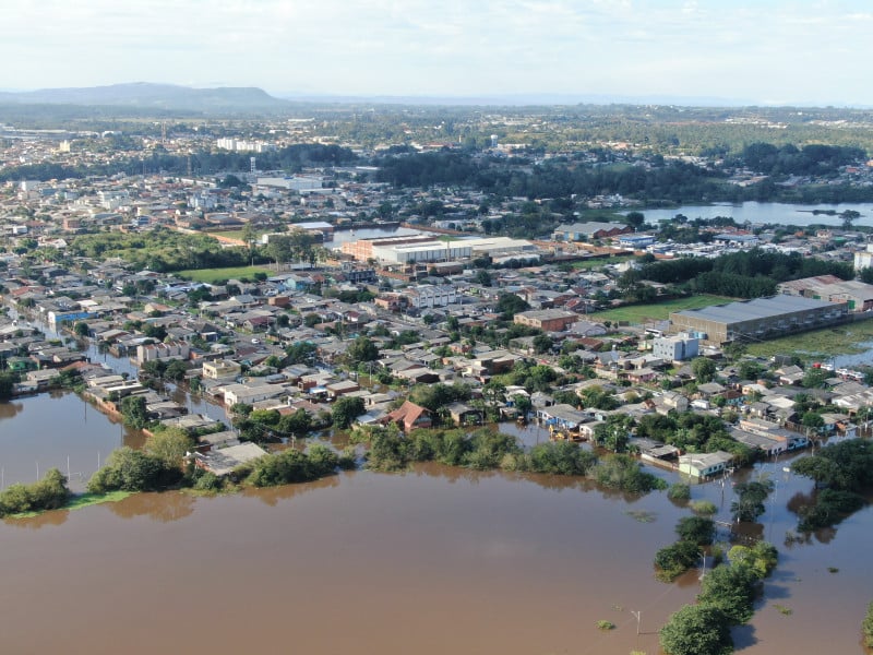 Medição no Passo das Canoas, em Gravataí, aponta o recuo da água
