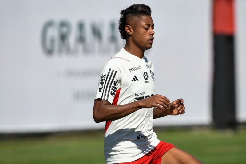 Jogador lesionou o pé esquerdo no jogo contra o Botafogo