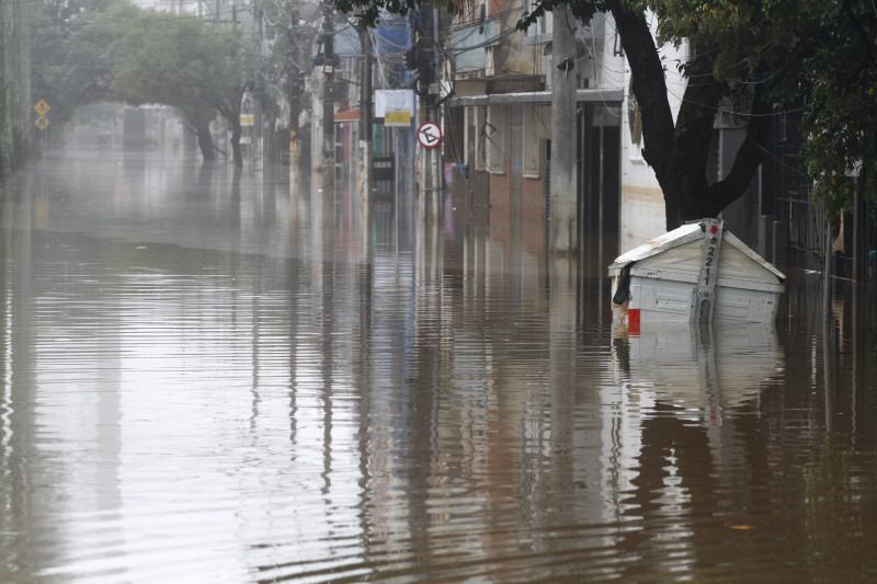 Apesar da melhora, avenida Getúlio Vargas segue tomada pela água 