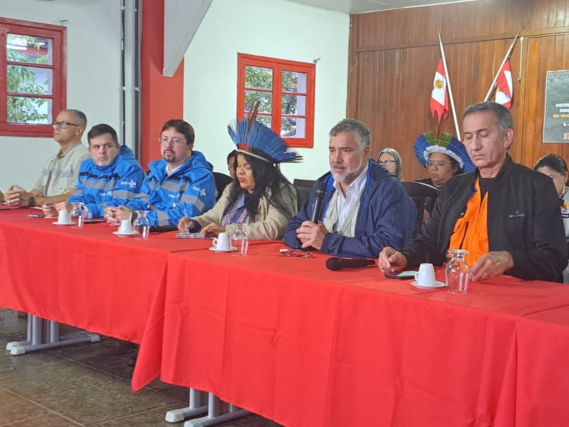 Ministro Góes (d) disse que governo federal flexibilizo regras para o recebimento de recursos pelos municípios afetados.