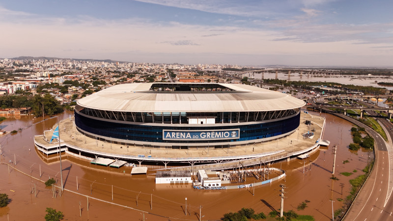Alagamento atinge parte inferior da Arena e campo segue submerso