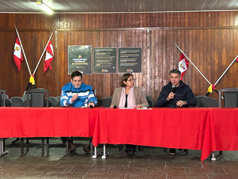 Ministra das Mulheres, Cida Gonçalves, visitou um abrigo acompanhada de Márcio Garcia, diretor do Ministério da Saúde, e de Maneco Hassen, secretário de Comunicação Institucional da Presidência da República