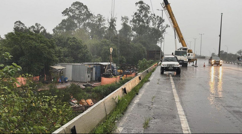 Bomba móvel submersa foi instalada em Cachoeirinha durante o domingo