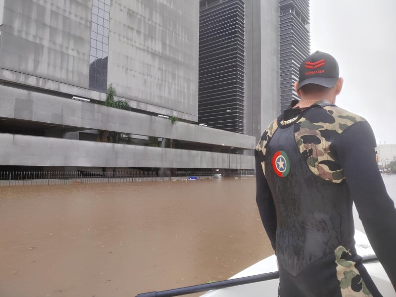 As águas tomaram conta dos arredores do prédio do TJRS, onde fica o data center central 