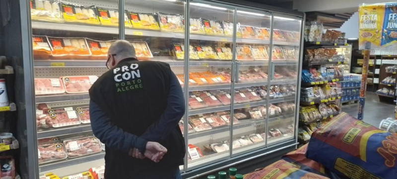 Entre 7 e 12 de maio, foram realizadas 12 autuações e 25 notificações em supermercados e padarias que revendem água, distribuidoras de gás e postos de combustível da Capital