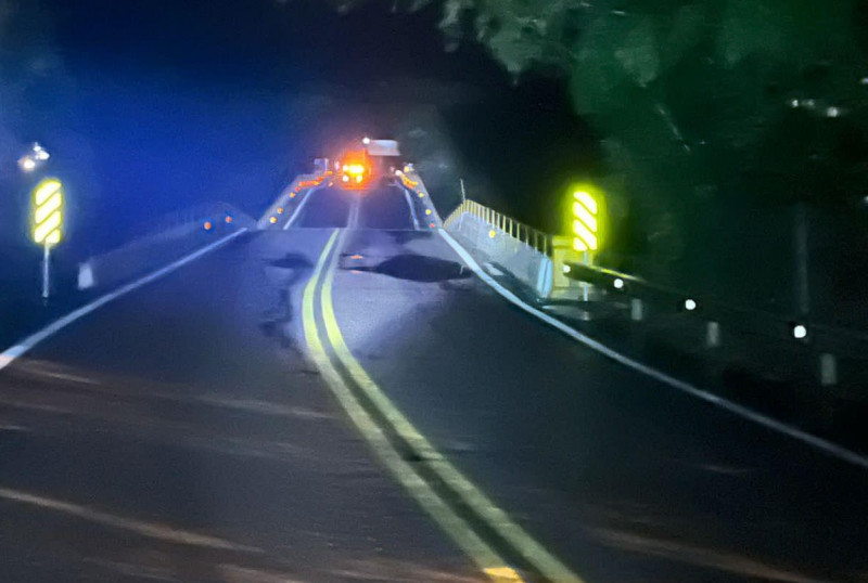Uma das pilastras que sustenta a ponte sobre o Rio Caí está cedendo