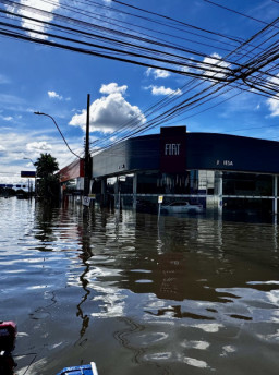 Carros de luxo estão submersos em maior polo de revendas do RS