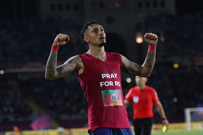 Raphinha recebe multa por homenagear o Rio Grande do Sul após gol pelo Barcelona