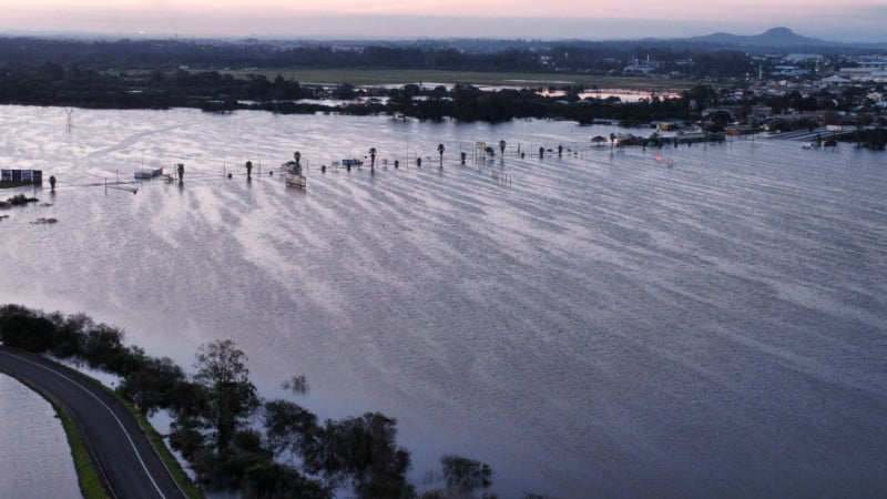 Cheia na Avenida Assis Brasil, junto à ponte sobre o Rio Gravataí, já ultrapassa dez dias