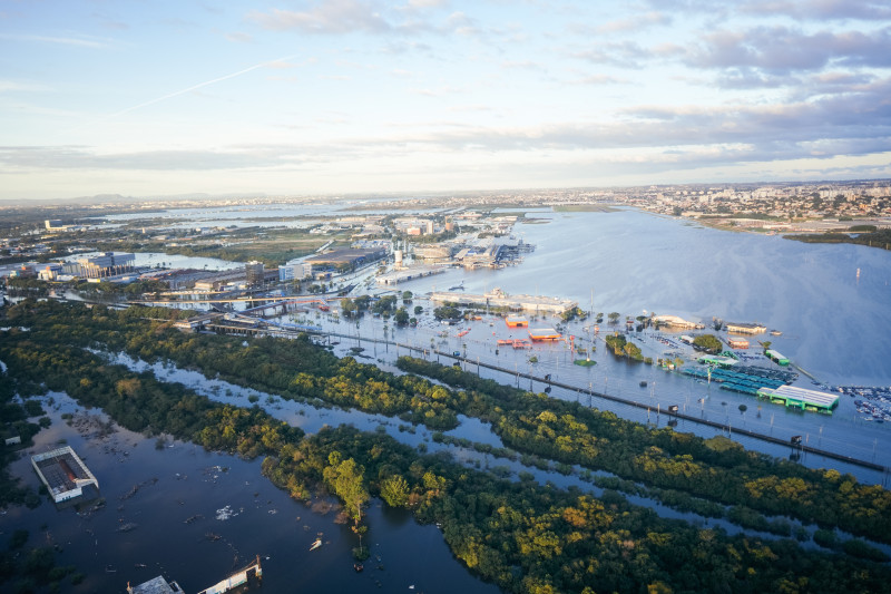 Terminais e pistas do aeroporto foram afetadas pela enchente