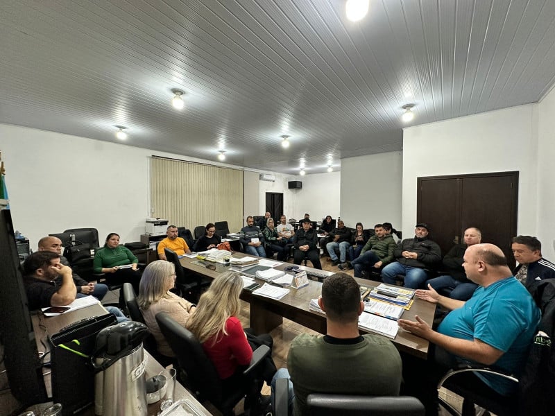 Reunião entre prefeito e secretários serviu para apresentar a situação do município