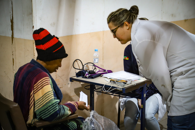 Profissionais de saúde atuam em abrigos de Porto Alegre para atender vítimas das enchentes