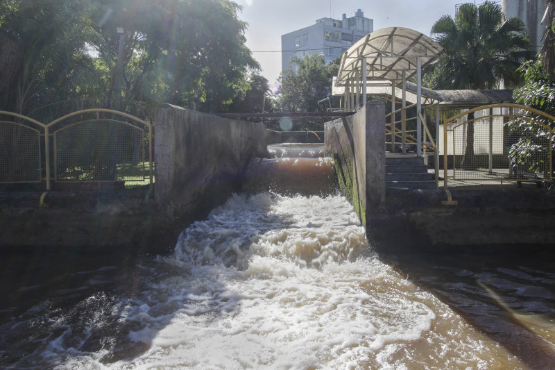 Estação de Bombeamento voltou a funcionar, levando água captada do Guaíba até a ETA Moinhos de Vento, retratada na imagem