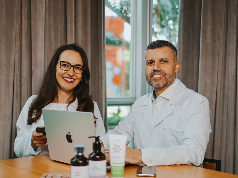 Patrícia Benevenutti e Luciano Marques Borges são os rostos por trás da Alora Cosméticos Oncológicos  Foto: REPRODUÇÃO/ALORA COSMÉTICOS/ JC