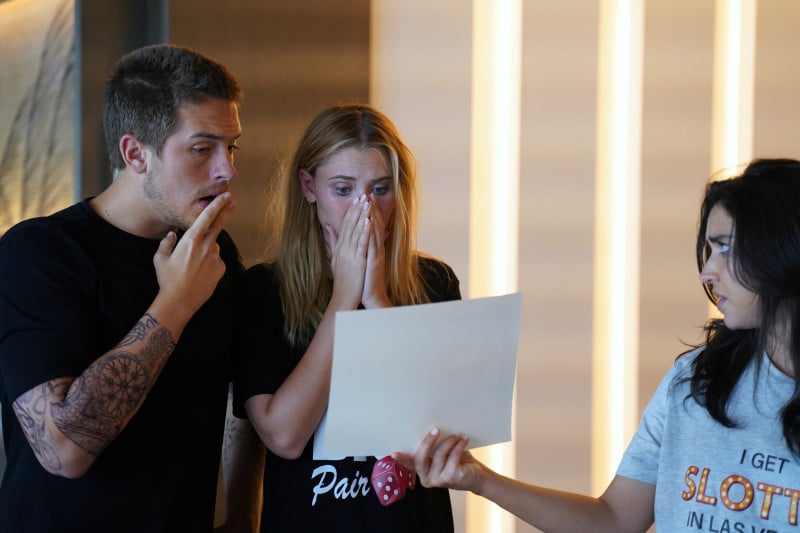 Filme com Dylan Sprouse e Virginia Gardner promete arrancar risadas do público
